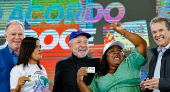 Lula anuncia R$ 3,7 bi para atingidos por lama da barragem em Mariana
